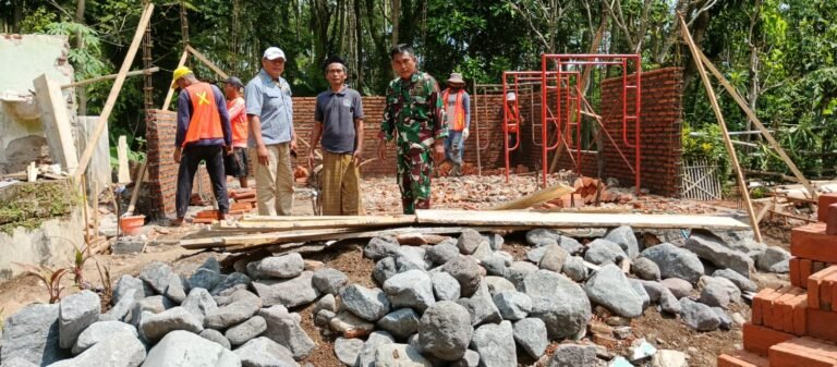 Satgas TMMD ke-128 Kodim 0820 Probolinggo Kebut Pembangunan Mushola Baithurrohim di Desa Brabe. 