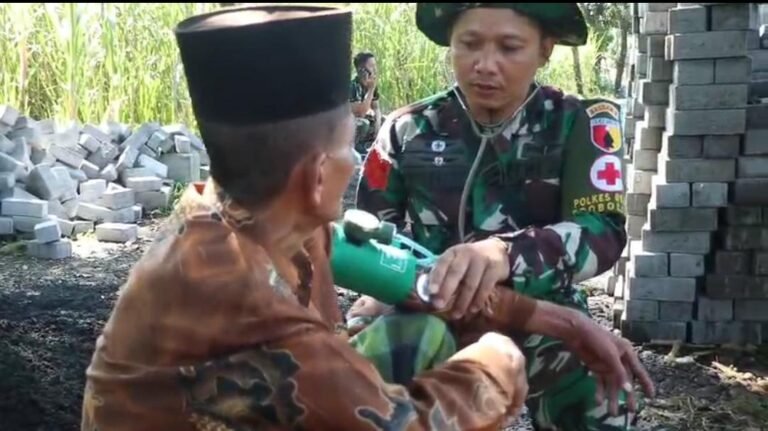 Koptu Sanep Berperan Aktif dalam Bakti Sosial Kesehatan TMMD ke-128 di Desa Brabe. 