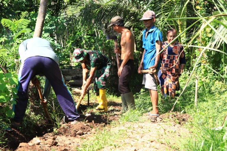 Rehab Mushola Baiturrohim Jadi Sasaran Fisik TMMD ke-128 Kodim 0820 Probolinggo memasuki tahap pemasangan baru bata merah.