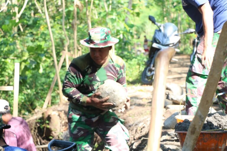 Medan Sulit Tak Surutkan Semangat Satgas TMMD ke-128 Bangun Tanggul Penahan Tanah di Desa Brabe. 