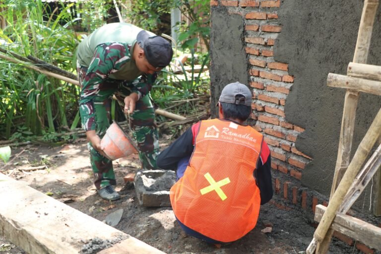 Satgas TMMD ke-128 Kodim 0820 Probolinggo Bangun 15 Tangki Septik Individual di Desa Brabe. 