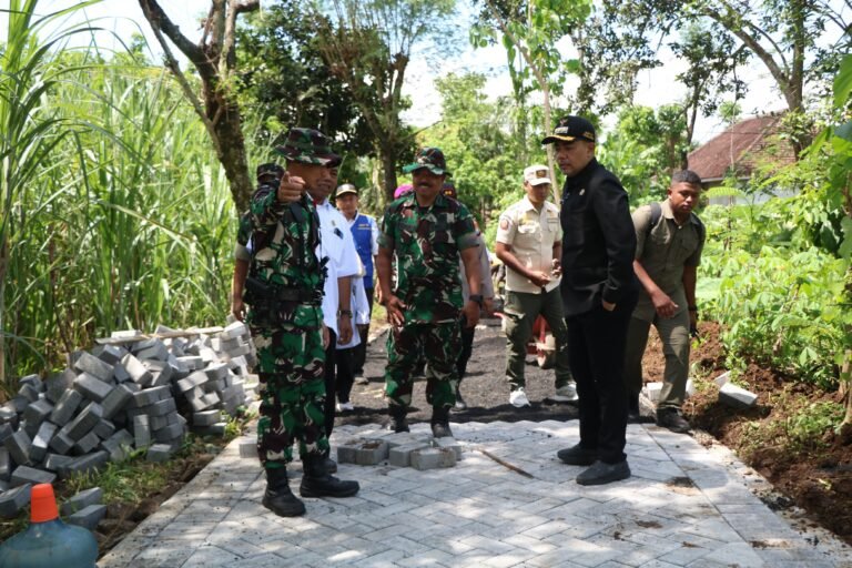 TMMD ke-128 Kodim 0820/Probolinggo Dapat Perhatian Khusus Dandim, Pemasangan Paving Dikebut. 