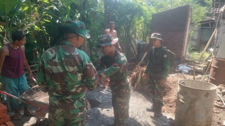 Personel TNI Polkes 05-09-17 Probolinggo Dampingi Layanan Kesehatan di Lokasi TMMD ke-128. 