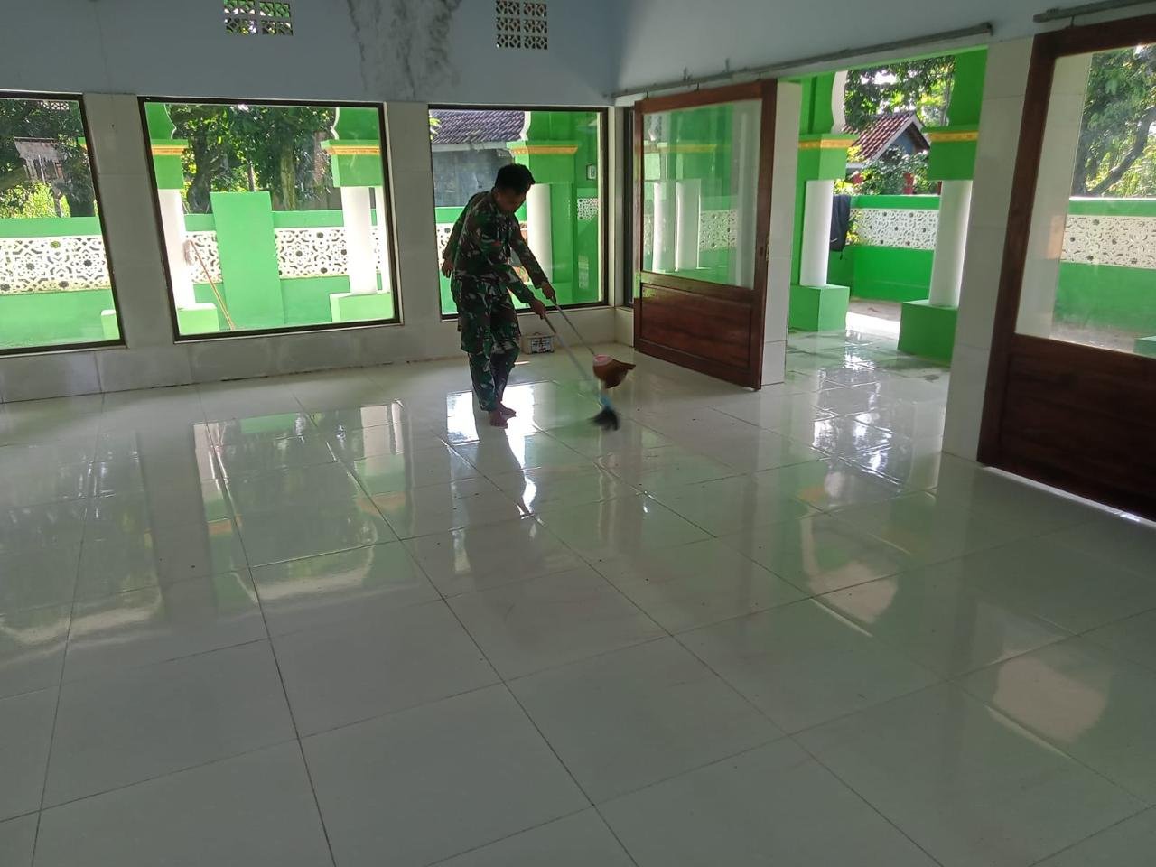 Satgas TMMD Ke-128 Kerja Bakti Bersihkan Masjid Nurul Jannah di Dusun Klagin