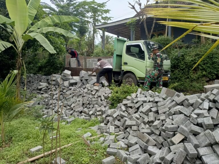 Material Paving TMMD Ke-128 Diturunkan di Dusun Klagin, Pengerjaan Jalan Dilanjutkan