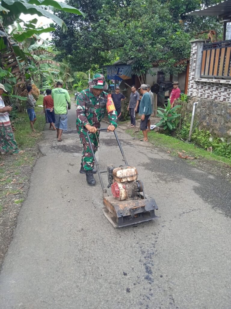 Aksi Nyata Babinsa di Glagah: Pimpin Warga Perbaiki Jalan Rusak, 300 Meter Tuntas Demi Kenyamanan Bersama