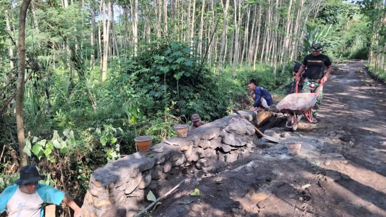 Pembangunan TPT di Dusun Klagin Capai 60 Persen, Satgas TMMD Ke-128 Kebut Penyelesaian