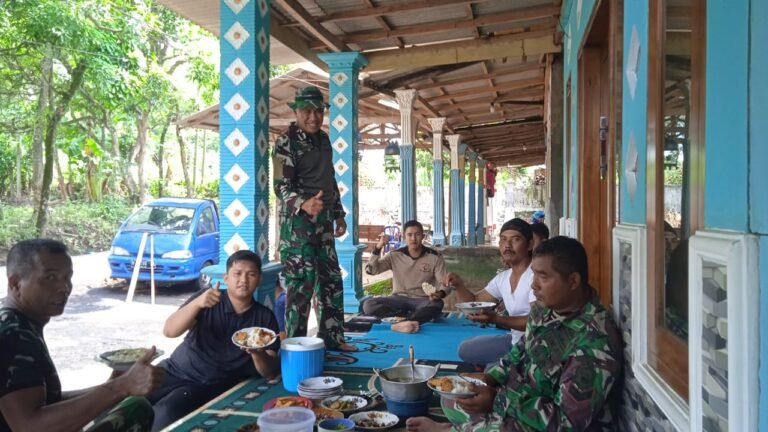 Kebersamaan Satgas TMMD Ke-128 dan Warga Dusun Klagin Desa Brabe Lewat Makan Siang