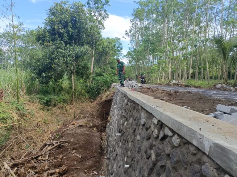 Siap Cegah Potensi Longsor, Satgas TMMD Ke-128 Tuntaskan Pembangunan TPT di Desa Brabe