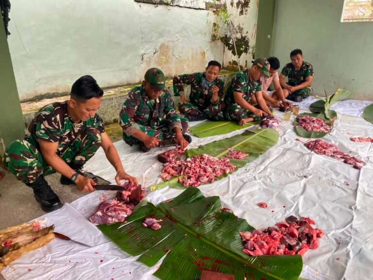Anggota Koramil 0825/03 Glagah Sembelih 2 Ekor Kambing Kurban di Makoramil